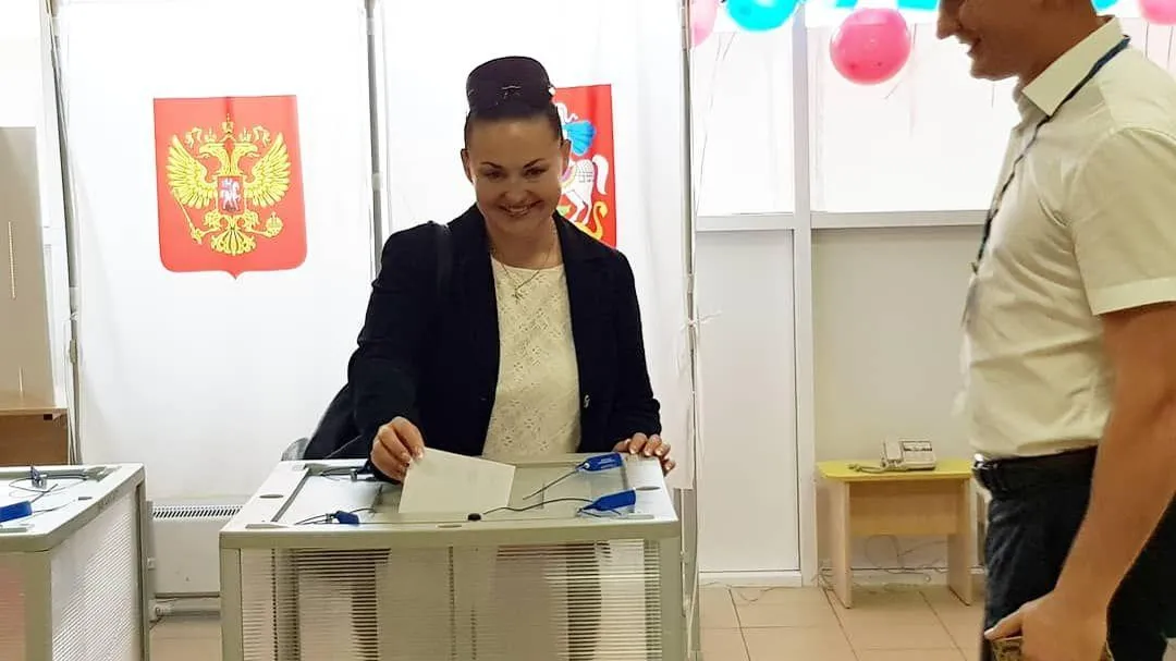 Космонавт Елена Серова проголосовала на выборах в Королеве