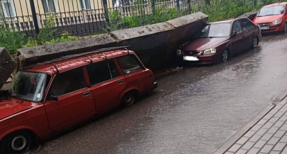 Бетонный забор упал на машины в Балашихе