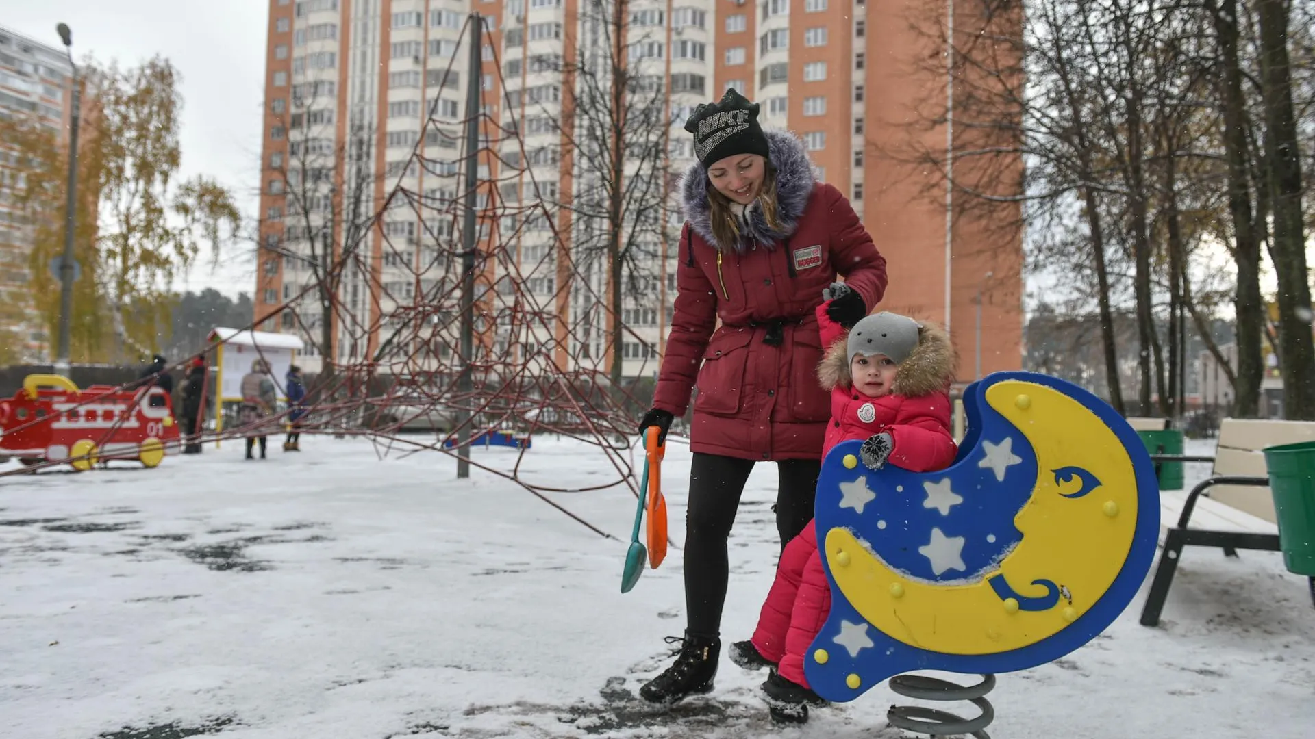 Две детские площадки для детдомов сделают из переработанных елок в Московской области