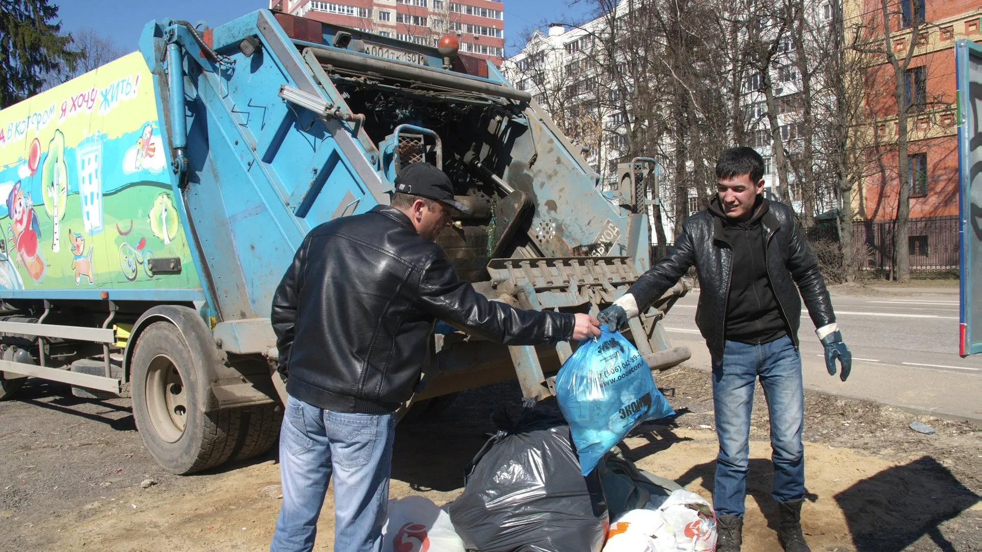 В микрорайоне Подольска в ходе уборки газонов собрали 24 кубометра мусора