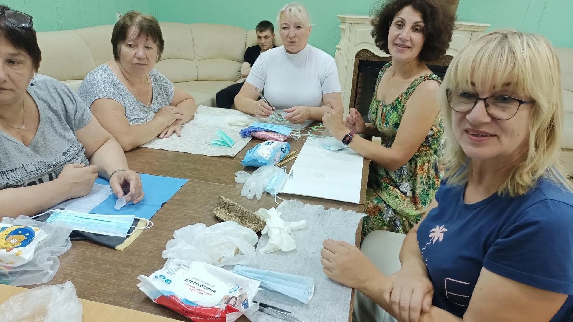 Активные долголеты из Домодедова создают поделки из эпоксидной смолы