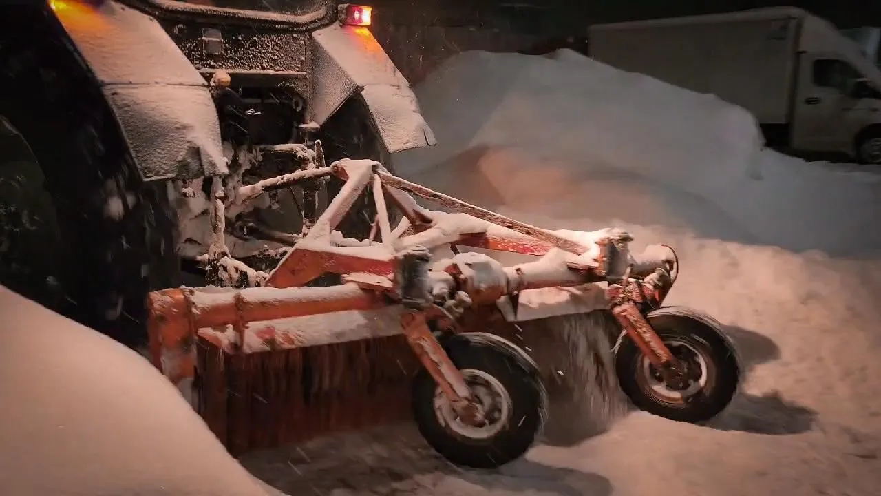 Коммунальные службы Бронниц убирали снег ночью для обеспечения безопасности