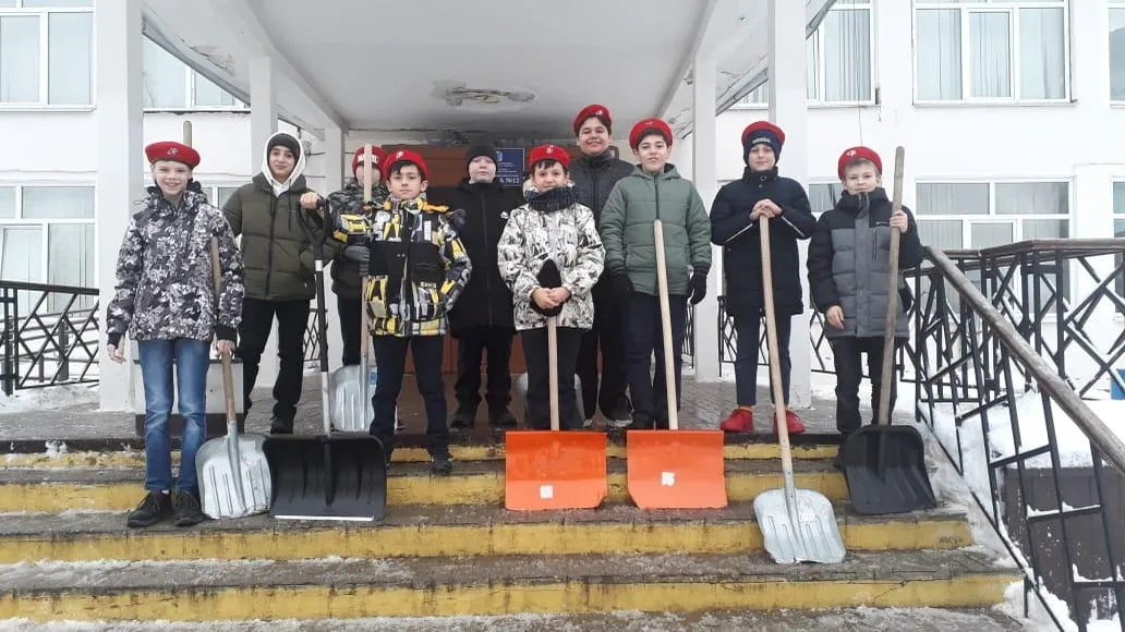 Юнармейцы Подольска помогли очистить дворы от снега