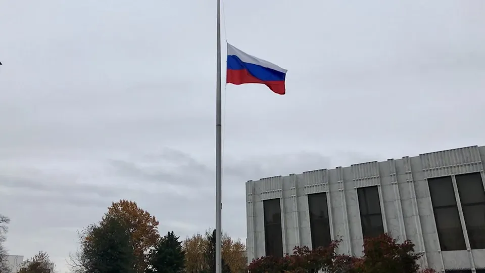 Посольство России в США приспустило флаг в связи со смертью Буша‑старшего