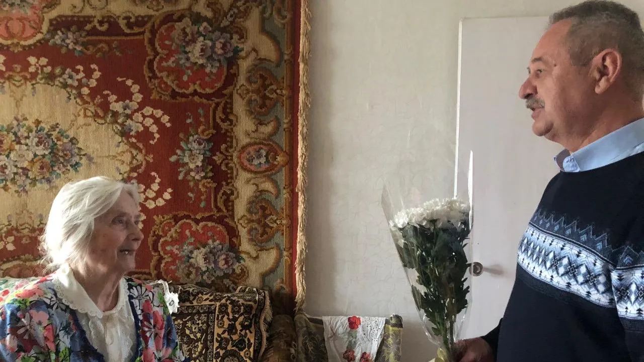 В Подольске вручили цветы и подарки ветерану труда, отметившей свой 85‑летний юбилей