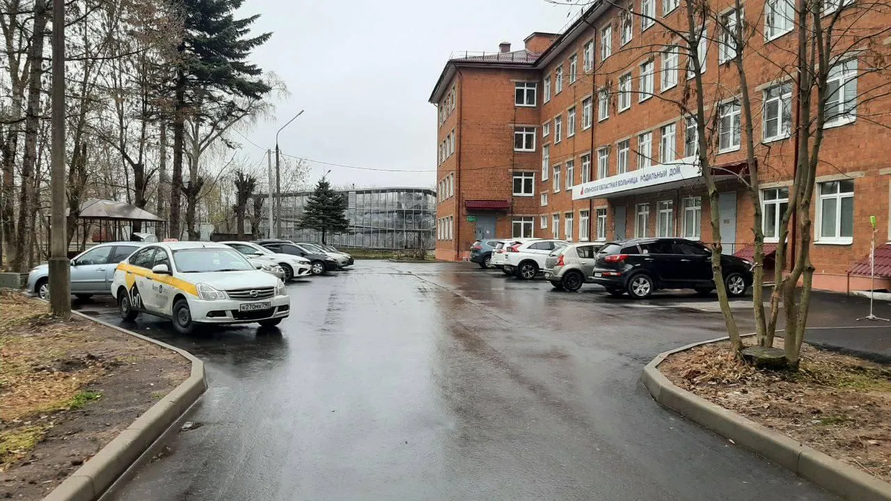 Дорожные службы Подмосковья завершили ремонт территорий более 30 медучреждений