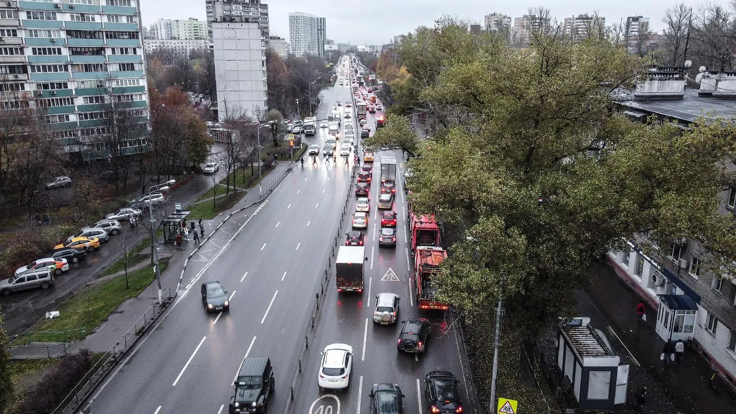 Подмосковных водителей призывают неукоснительно соблюдать ПДД во время непогоды