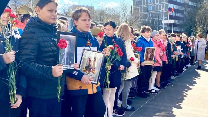 Гимназисты Люберец возложили цветы к мемориалу Герою СССР Дугину
