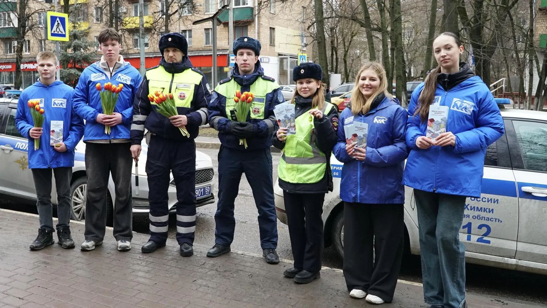 Сотрудники Госавтоинспекции Химок поздравили автоледи в преддверии 8 марта