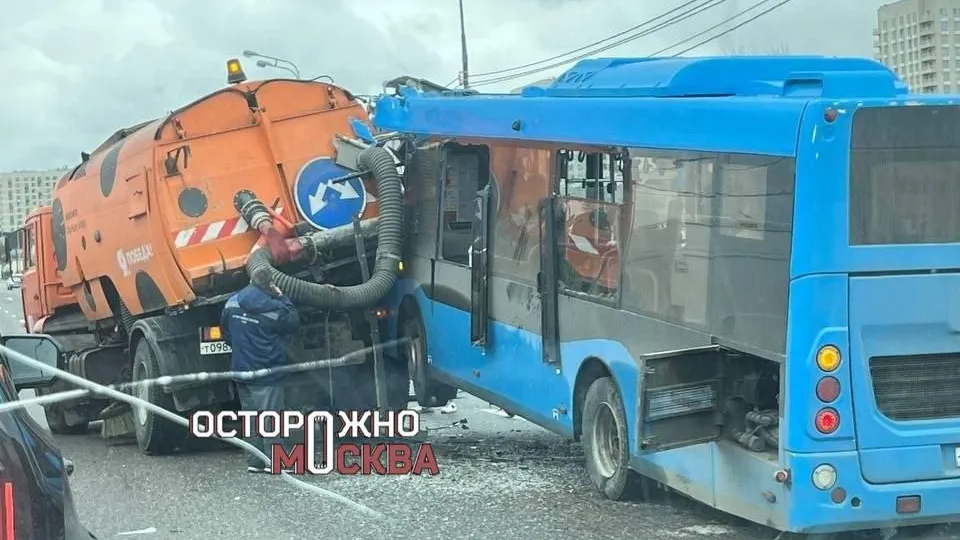 Почти взлетел в воздух: автобус врезался в «Камаз» на Варшавском шоссе