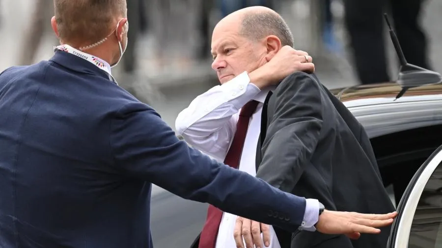 СДПГ потребовала от депутата удалить твит о визите Шольца в Москву