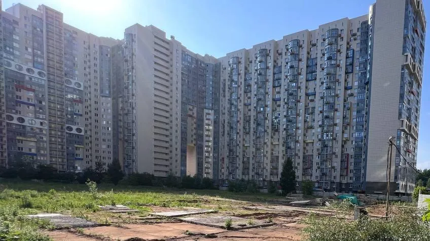 Площадку на территории ЖК «Спасский мост» в Красногорске очистили от бытовок и мусора