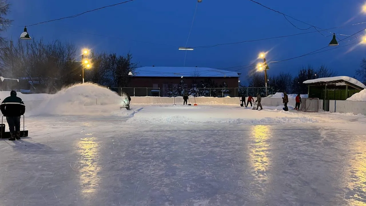 В Коломне после снегопадов расчистили катки и хоккейные площадки