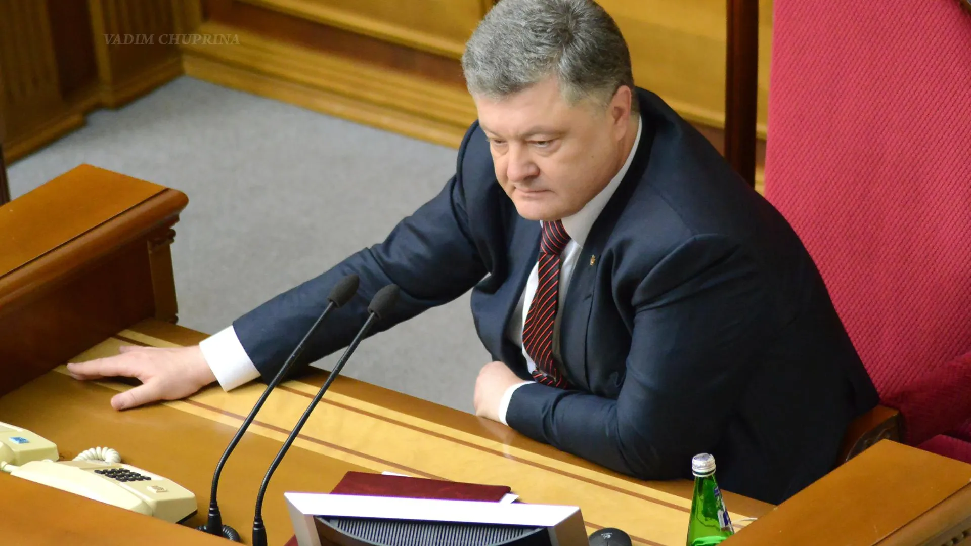 Порошенко*: для завершения конфликта на Украине нужна лишь одна подпись