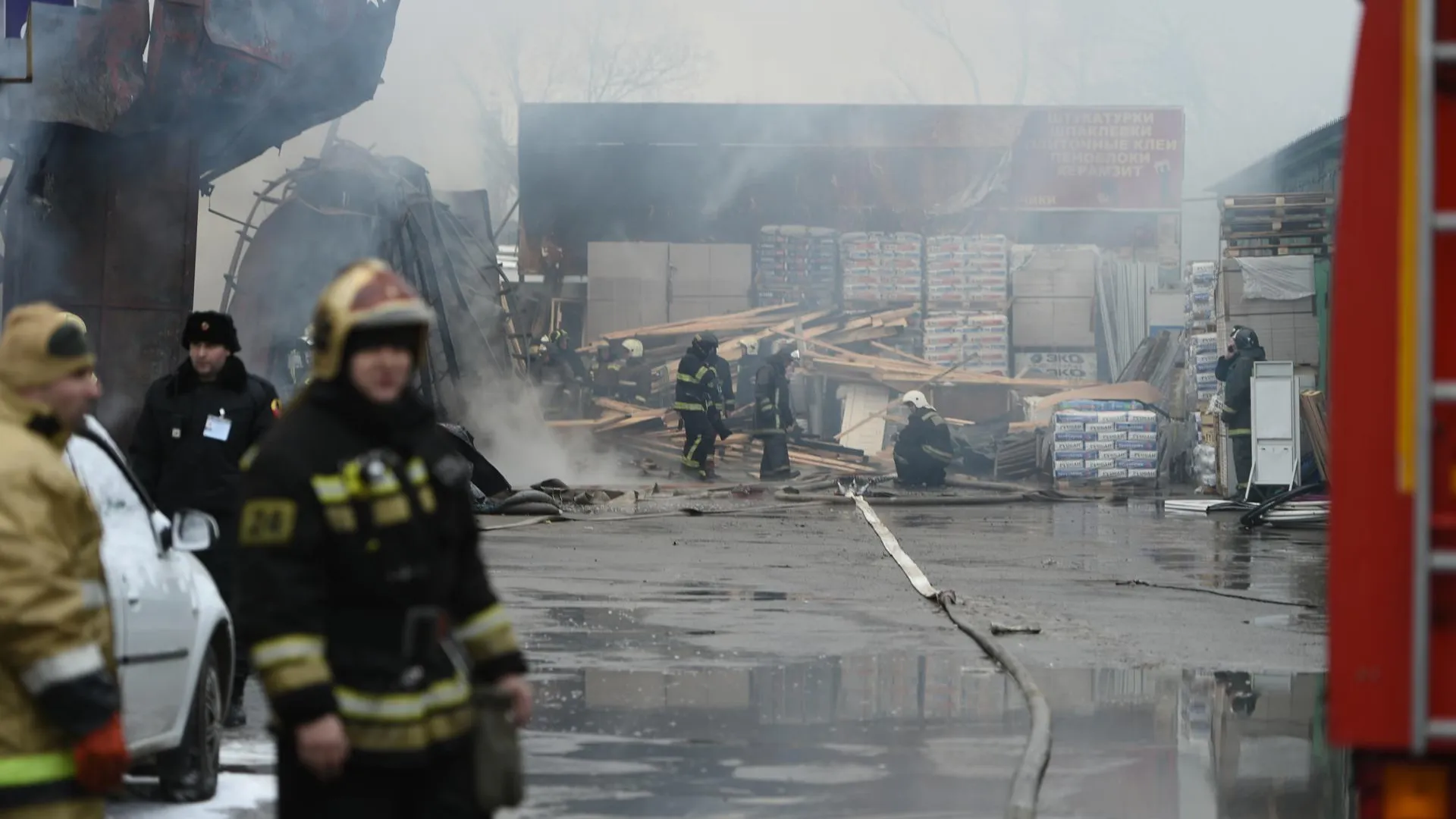 Территорию горящего строительного рынка в Балашихе оцепили полицейские и охранники