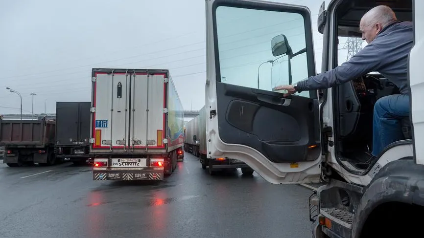 Россия увеличила срок пребывания для дальнобойщиков из СНГ и Грузии до 180 дней