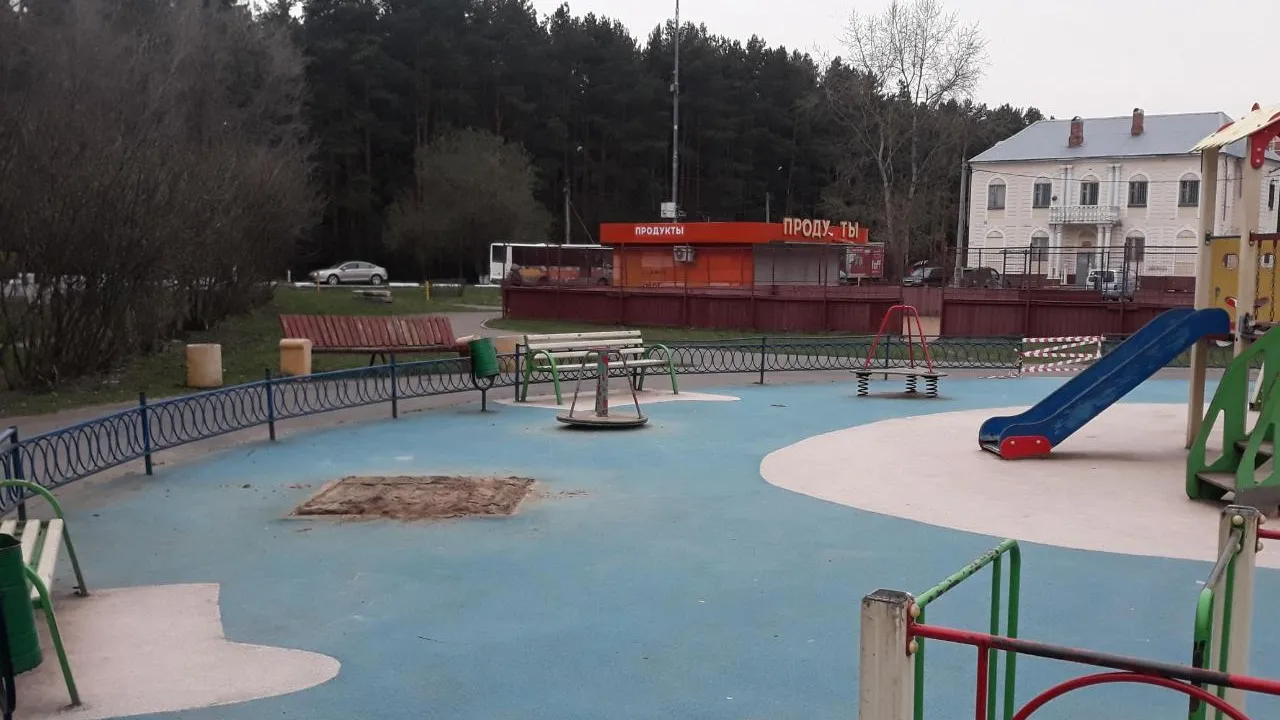 Вандалы разломали домик на детской площадке в Подольске