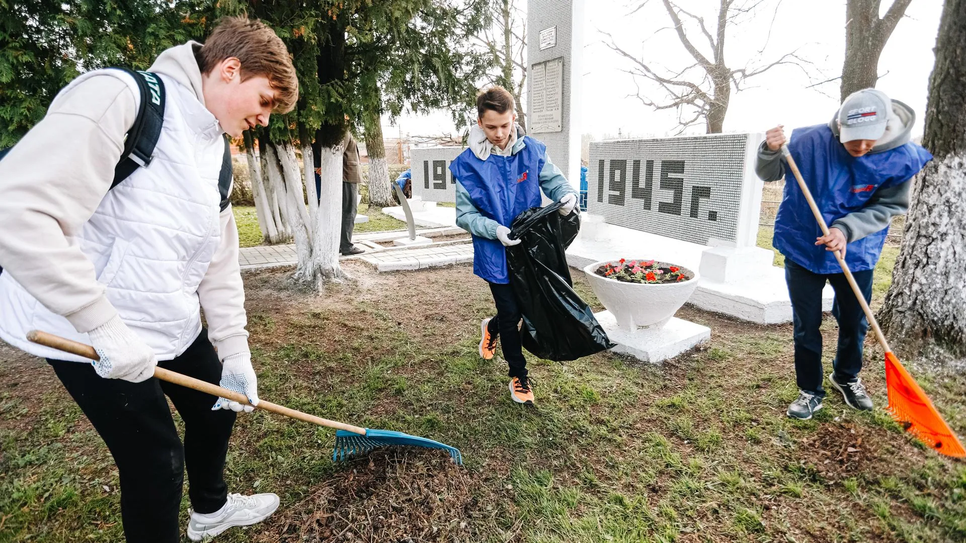 Приведение в порядок после зимы воинского мемориала героям Великой Отечественной войны