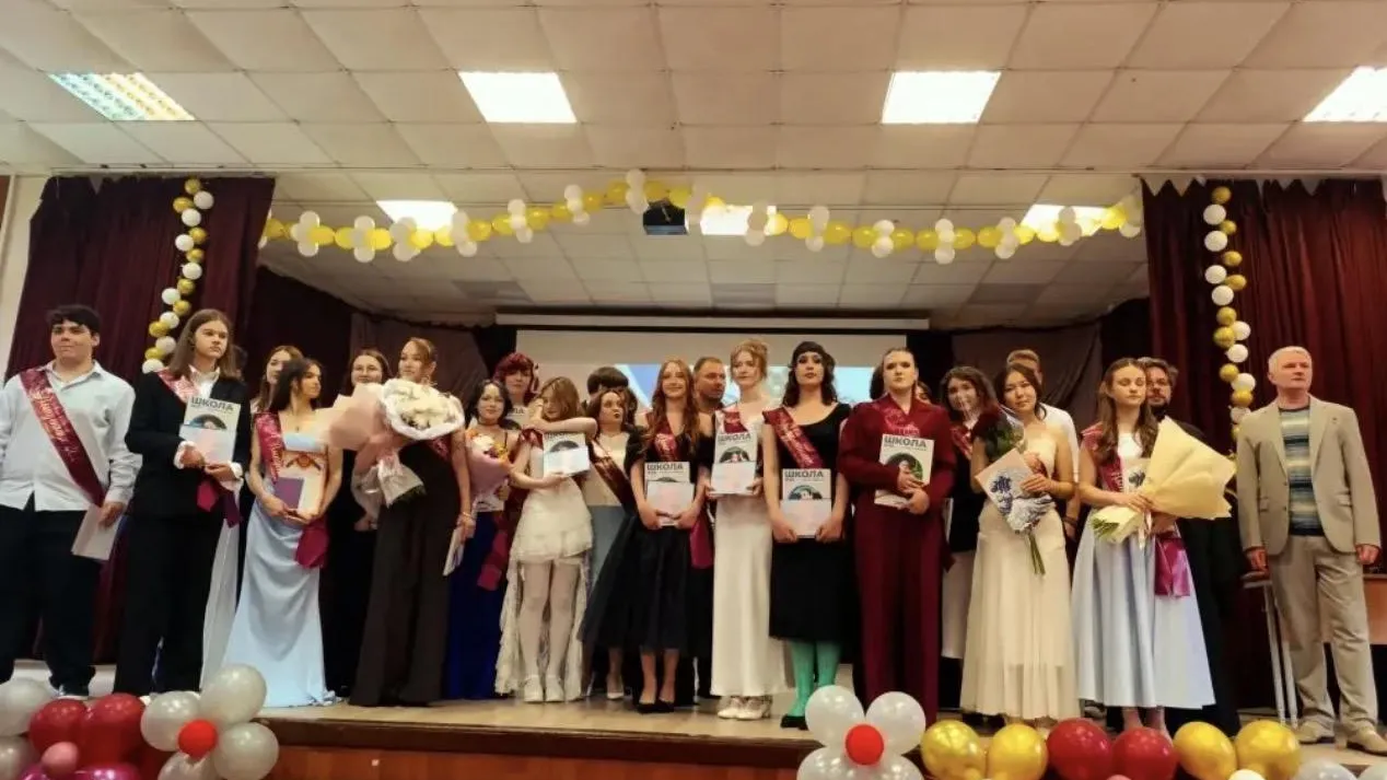 Общественник поздравил выпускников школы №20 в Химках