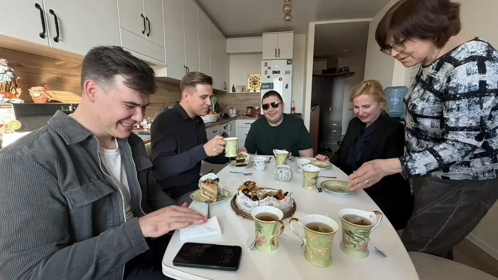 В Люберцах 25 марта ветерану СВО передали ТВ-станцию с Алисой