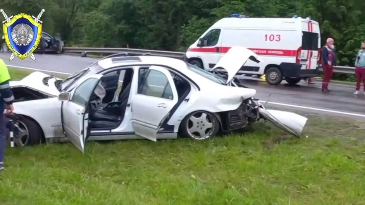 Погибли 4 человека: Mercedes врезался в такси с российской семьей в Белоруссии