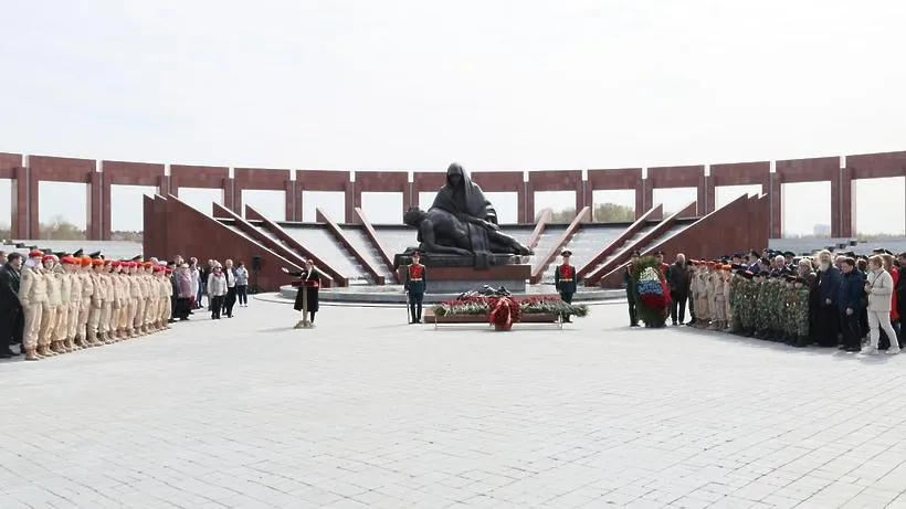 Память Неизвестного Солдата почтили на мемориальном кладбище в Мытищах