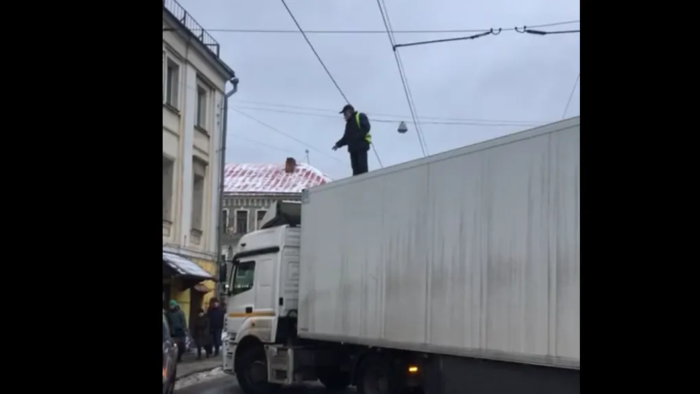 Водитель фуры перекрыл улицу в центре Москвы и требует зарплату. ВИДЕО