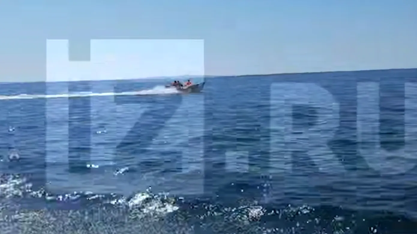 Опубликовано видео с лодкой выжившего в Охотском море Пичугина и его семьей