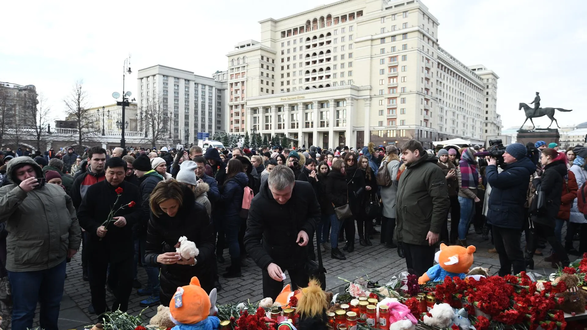 Свыше 12 тысяч москвичей почтили память погибших на пожаре в Кемерове