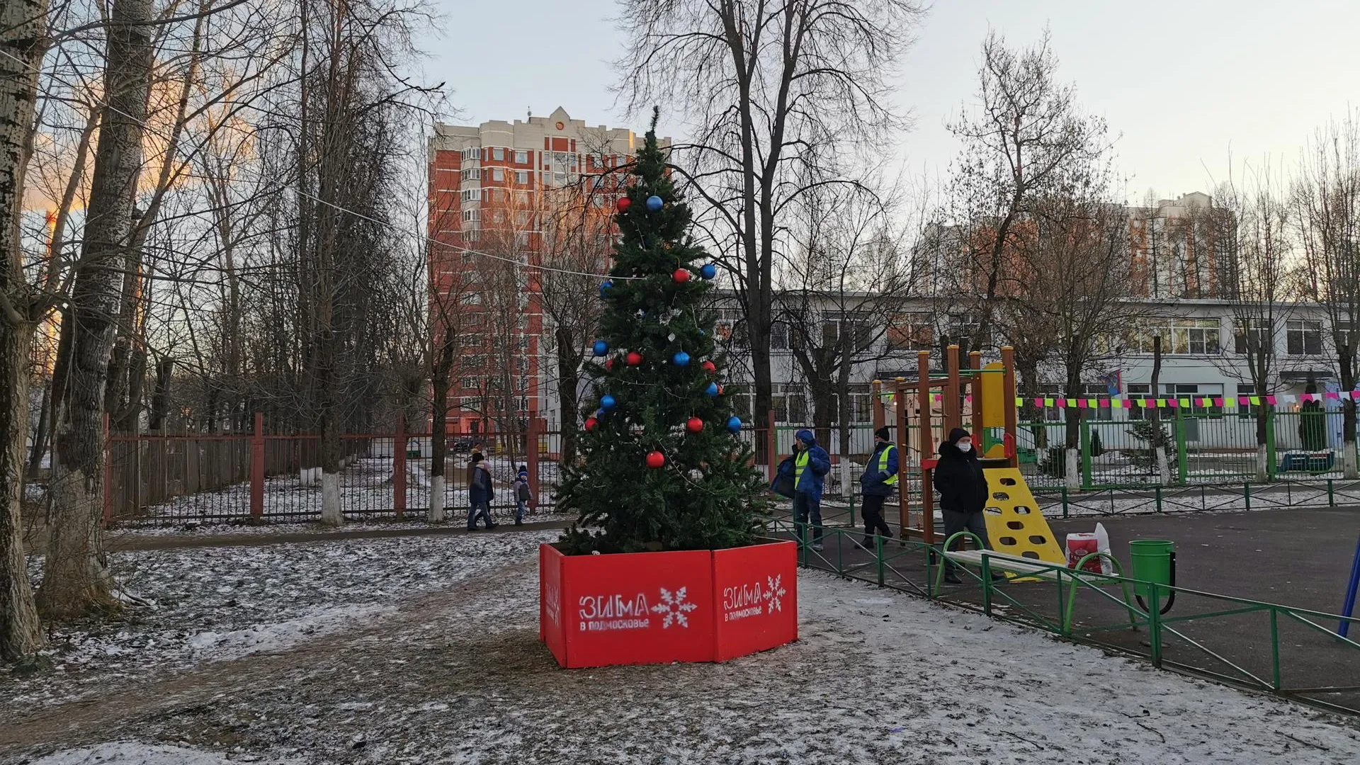 Жителей Подольска попросили сообщать о вандалах на городских елках