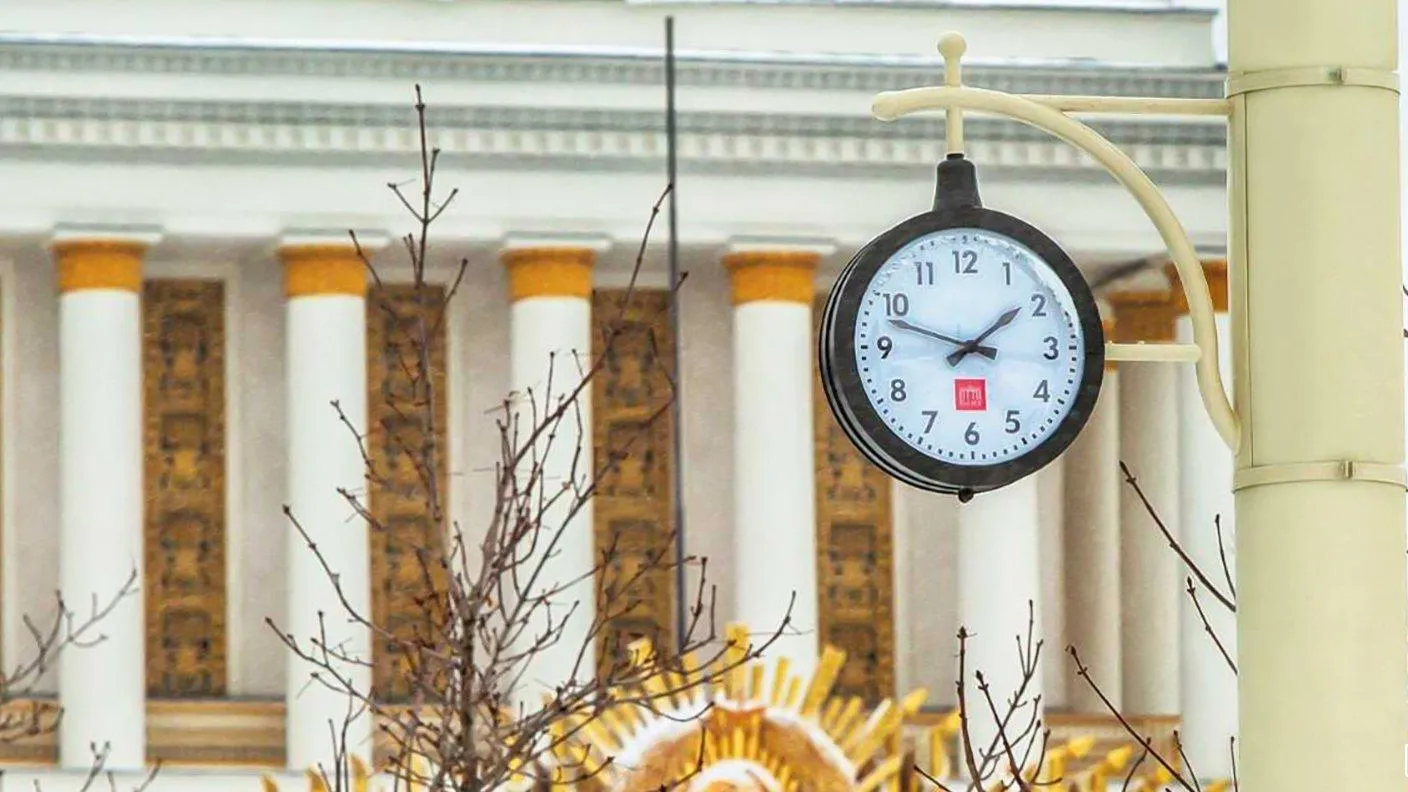 Уличные часы по эскизам середины XX века украсили ВДНХ перед Новым годом