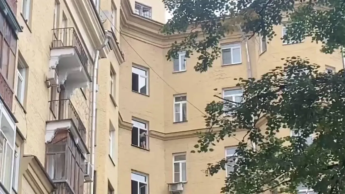 В Москве сотрудники МЧС уговорили спуститься девушку с 8 этажа