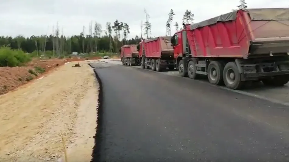 Специалисты приступили к укладке асфальта на территории проблемного ЖК в Красногорске