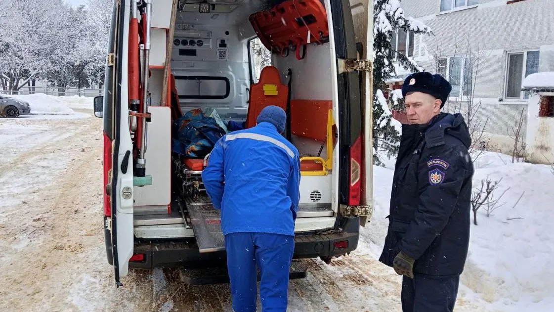 Спасатели проникли в квартиру через балкон и помогли пенсионерке в Серебряных Прудах