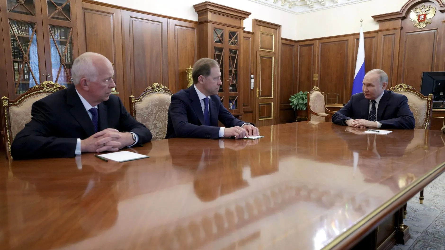 Путин обсудил с Мантуровым и «Ростехом» вопросы работы промышленности