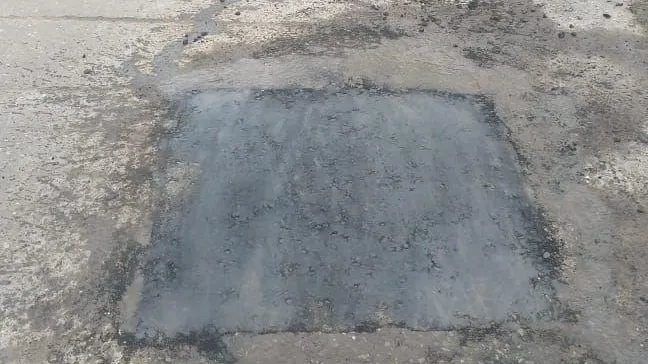 Дорожники заделали яму на Фабричном проезде в Подольске