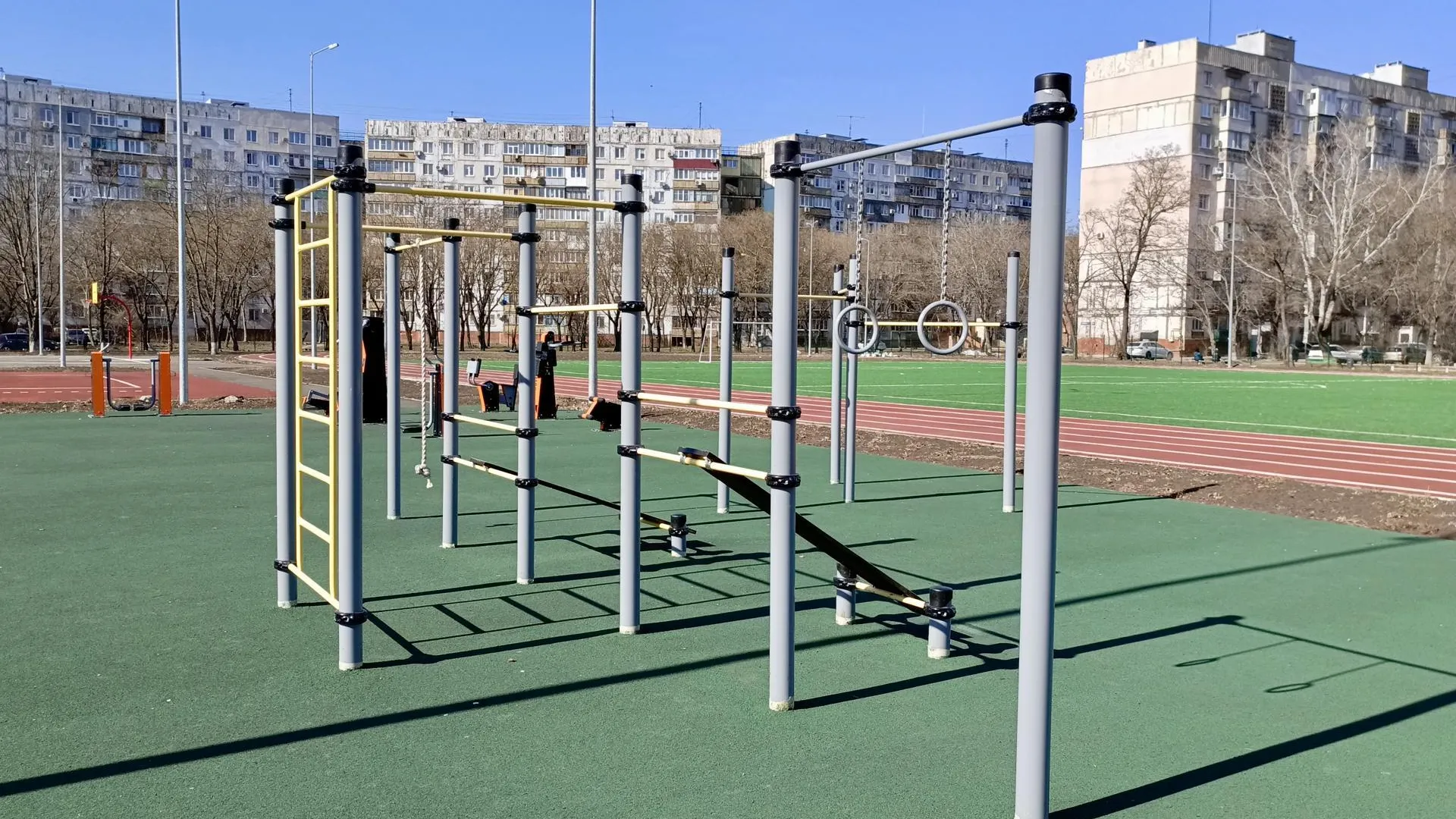 Подмосковные специалисты завершают капремонт школы № 64 в Мариуполе