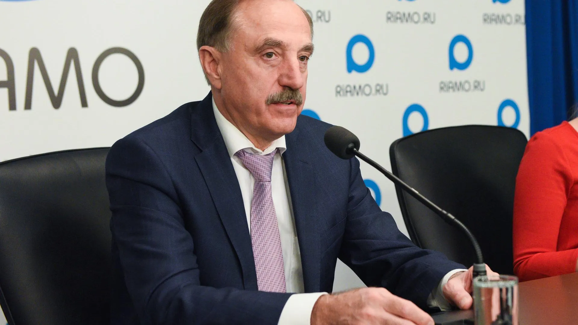 Глава Люберец положительно оценил благоустройство главной площади парка округа