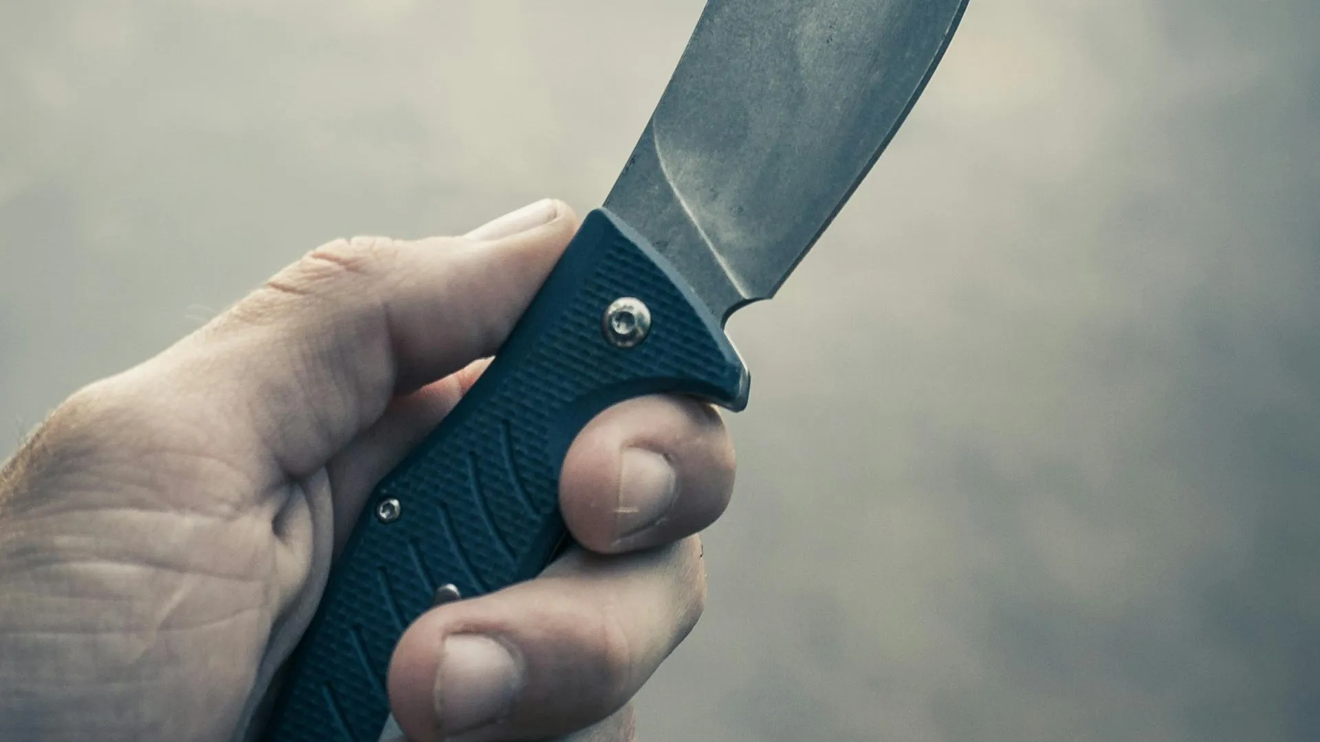 В Красноярском крае мужчина убил супругу и попытался зарезать 12-летнего сына