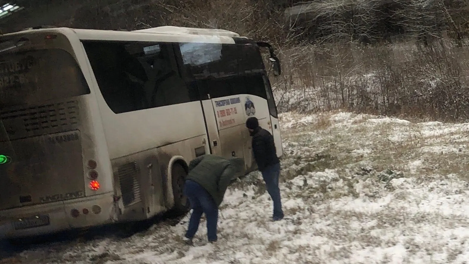 Автобус вылетел на обочину на Варшавском шоссе в Подольске