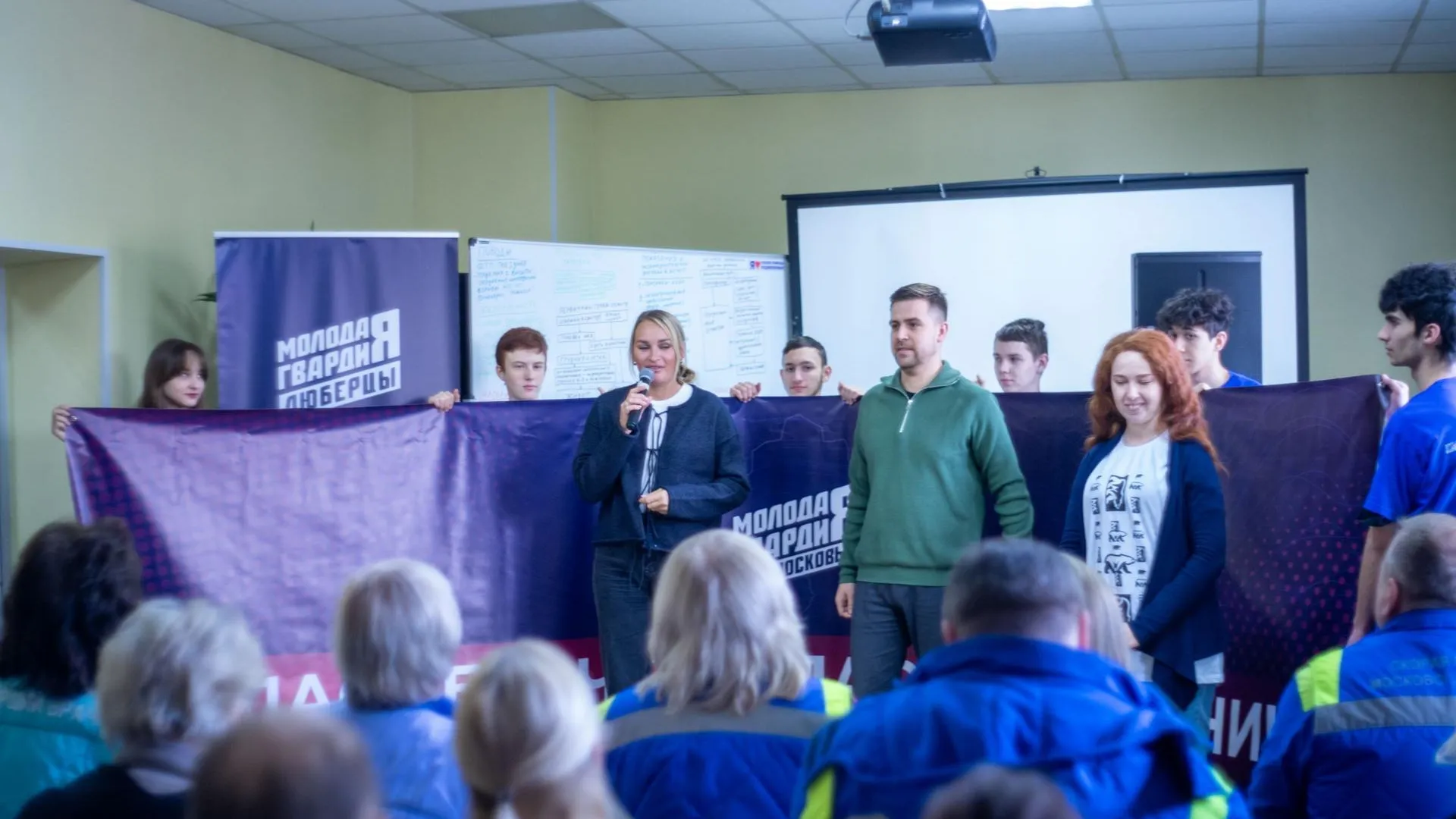 Молодогвардейцы Люберец поздравили фельдшеров с профессиональным праздником