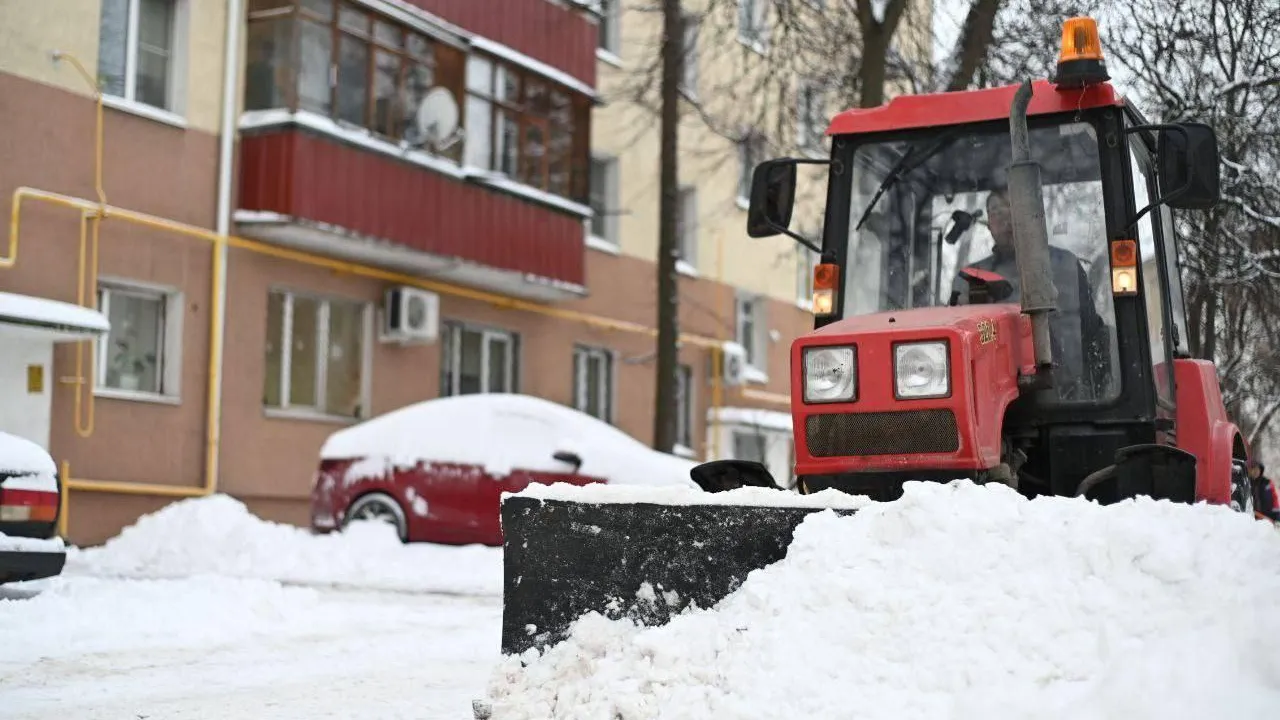В Домодедове борются с последствиями мощного снегопада