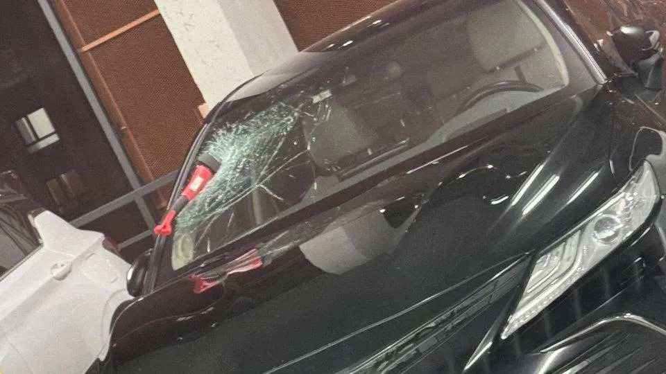 Топор прилетел в лобовое стекло Toyota в Новой Москве