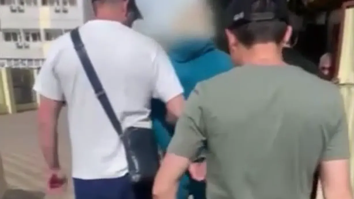 В Сочи наркодилер гулял по городу с мертвым дельфином в руках
