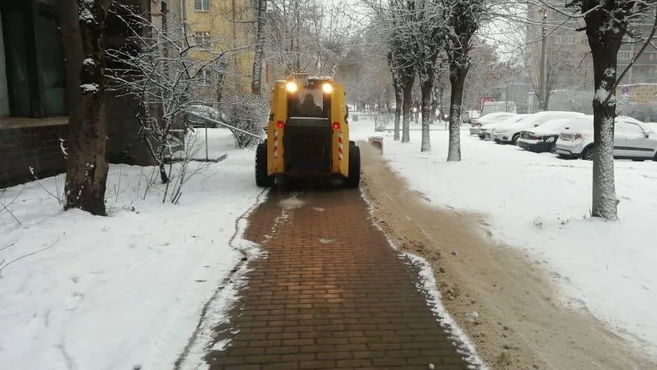Последствия снегопада ликвидируют в микрорайоне Климовск Подольска