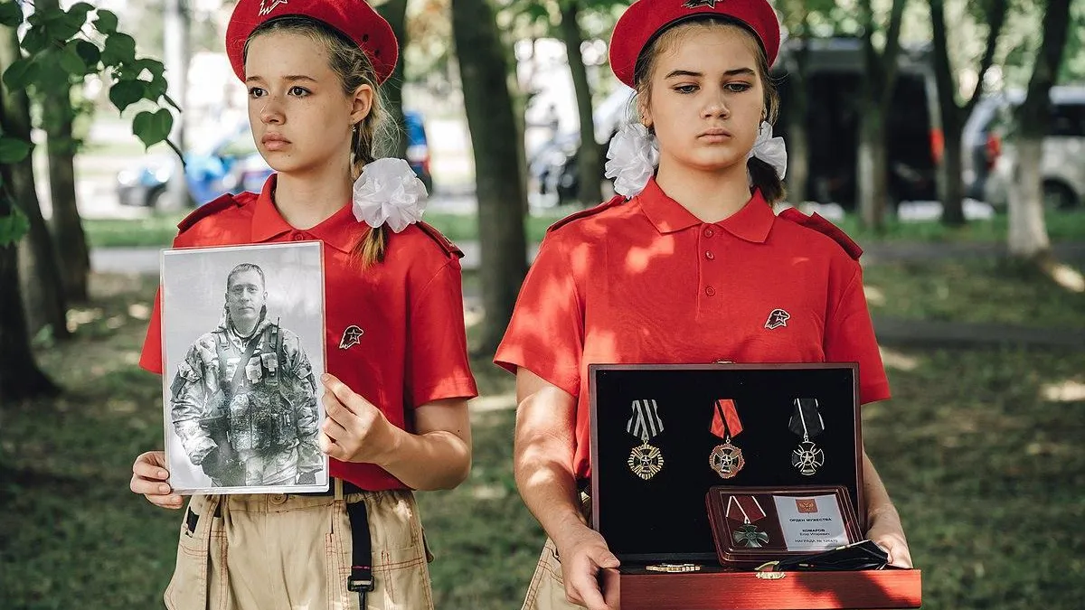 В Щелкове установили мемориальную доску в память о погибшем в ходе СВО Егоре Комарове