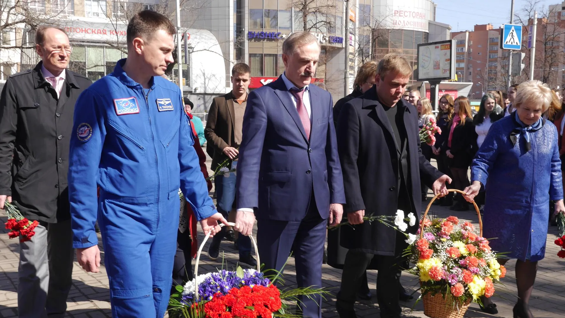 Депутаты Госдумы и Мособлдумы возложили цветы к памятнику Гагарину в Люберцах