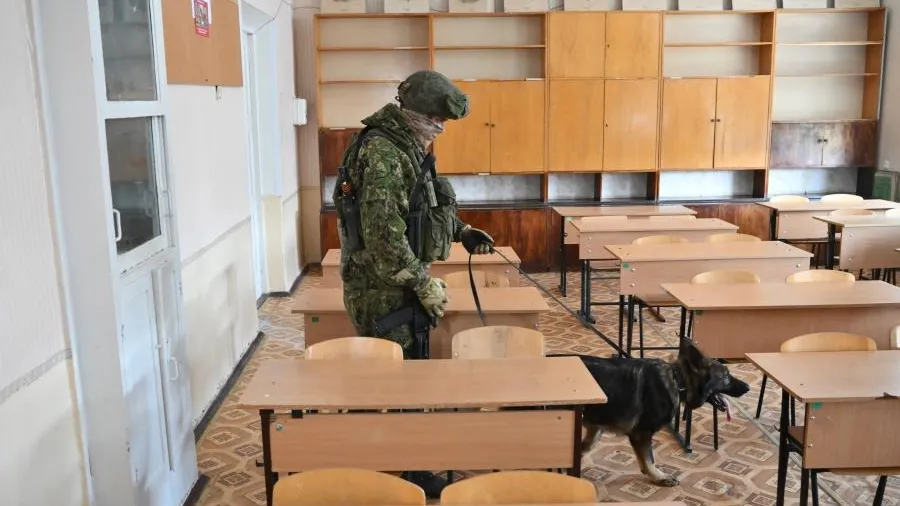 Названа причина эвакуации детей из лицея в подмосковном Дедовске