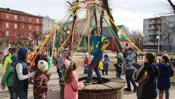 Скоморох, Емеля и Зайка провели пасхальные гуляния для детей в Серпухове