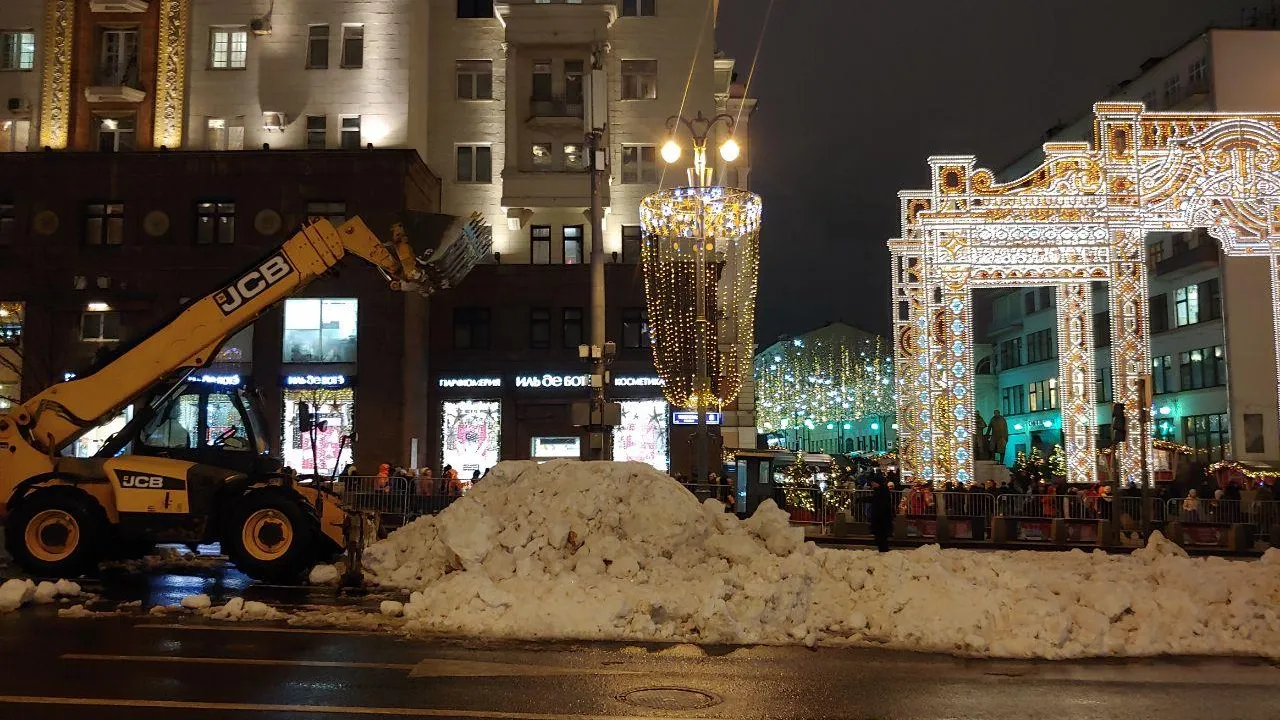 В центр Москвы завезли снег